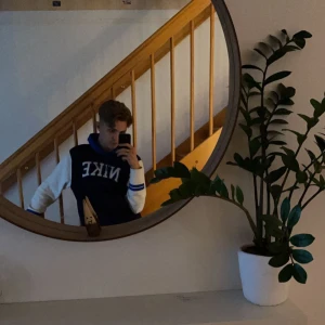 Blå och vit hoodie från Nike - Säljer denna snygga tröjan för att jag tyvärr har växt ur den 