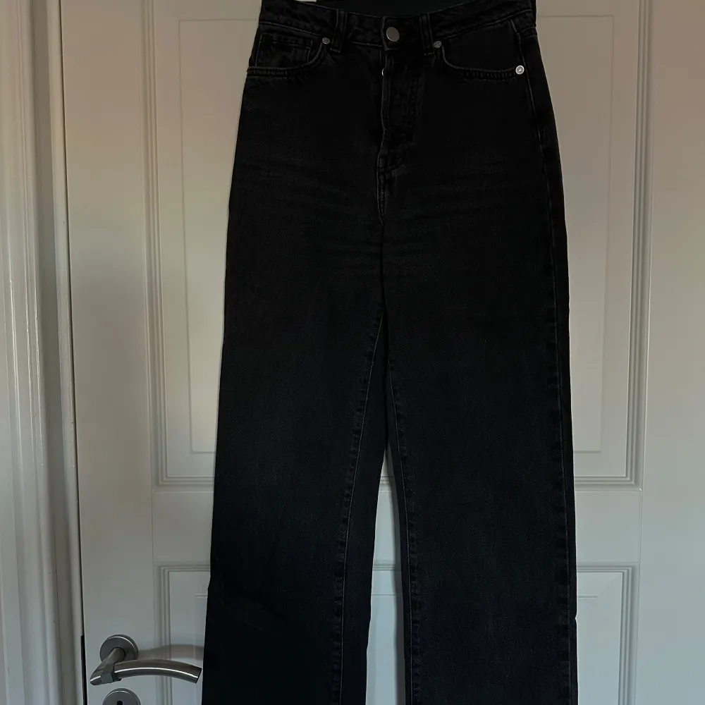 Svarta raka jeans med hög midja och långa ben. Stl 25, längd 32. . Farkut & Housut.