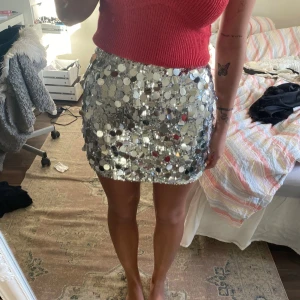 Paljettkjol - Säljer denna super fina kjolen som jag använt endast en gång! Då den nu inte kommer till användning är de dags för en ny  ägare🩷 Den är i nyskick