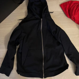 Svart huvtröja med dragkedja från 157 - Säljer en svart huvtröja från 157 med dragkedja framtill. Väldigt skönt material.