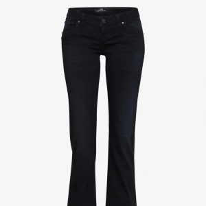 Svarta bootcut jeans - Snygga svarta bootcut jeans med en klassisk design. De har en knapp och dragkedja framtill samt fickor både fram och bak. Perfekta för en stilren look. Dom är helt oanvända 