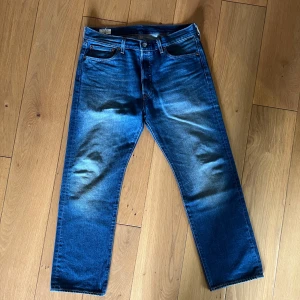 Levis 501 jeans - Säljer ett par klassiska Levi's 501, jeans i blå denim. Använd max 3 gånger. De har en rak passform och är perfekta för en avslappnad stil. Ordinarie pris: 1300kr