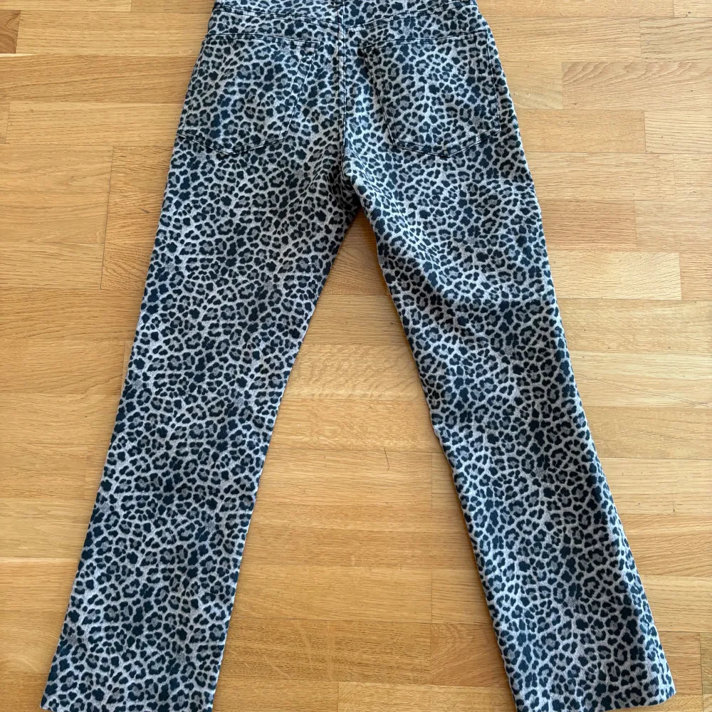 Snygga leopardmönstrade byxor från Zara. Byxorna har en normal passform och är använda knappt 3 gånger!. Farkut & Housut.