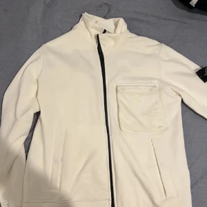 Stone Island Cardigan - Köpte denna fina Cardigan för ungefär 1.5 år sedan, den var lite för tight för mig så jag har inte använt den. Men annars är den i fint skick och väldigt fräsch. Strl är S men passar även för de som är lite emellan S-M i kläder