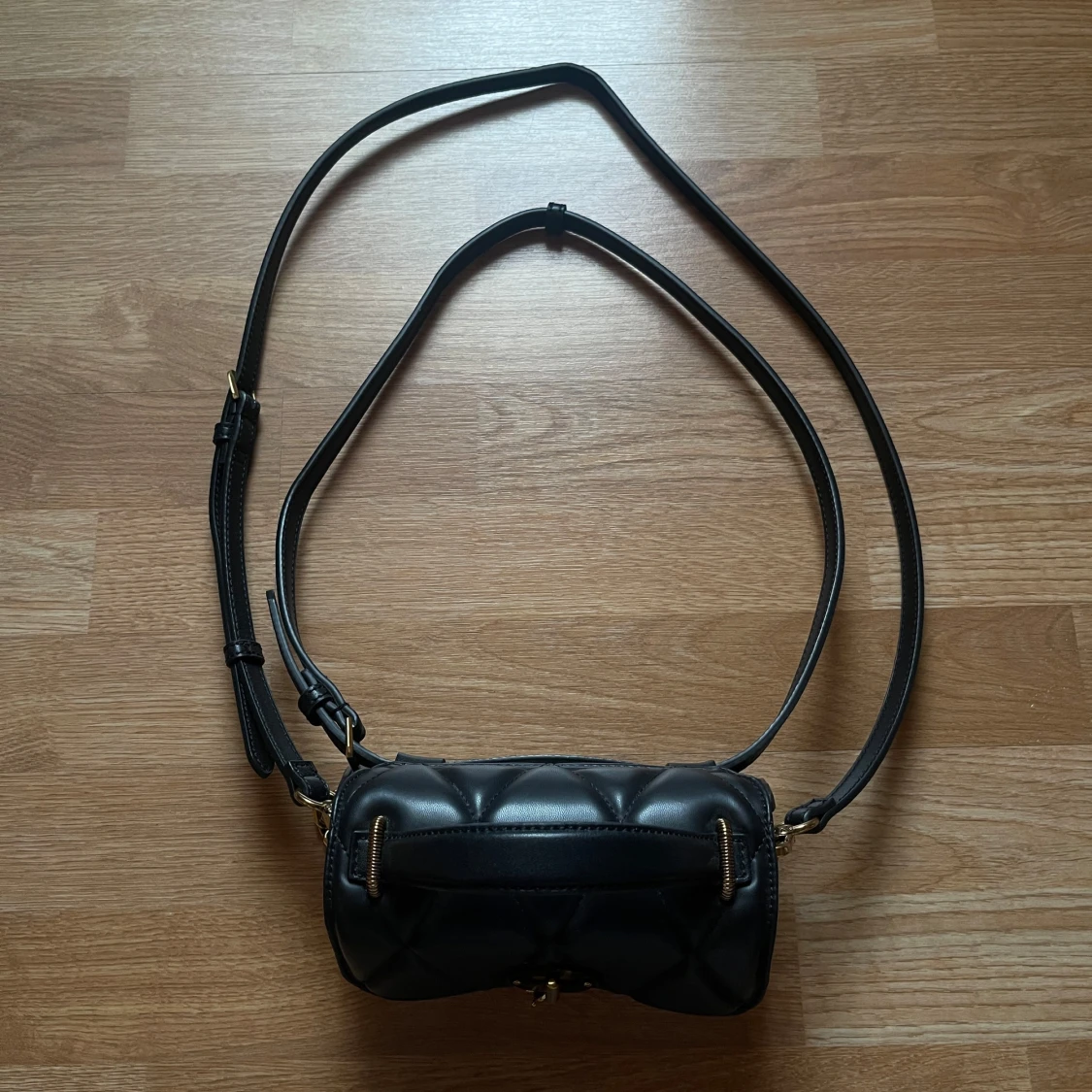 Svart axelväska + förvaringssäck  - 2