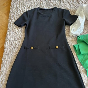 Marinblå klänning från Zara - Säljer en superfin marinblå klänning från Zara med knappar! Den är endast använd 2 gånger!🩷perfekt till en sommardag men även till en dag på kontoret