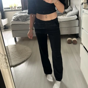 Svarta kostymbyxor  - Snygga svarta byxor. De har en rak passform och är perfekta för en stilren look. Byxorna har även praktiska fickor på sidorna.
