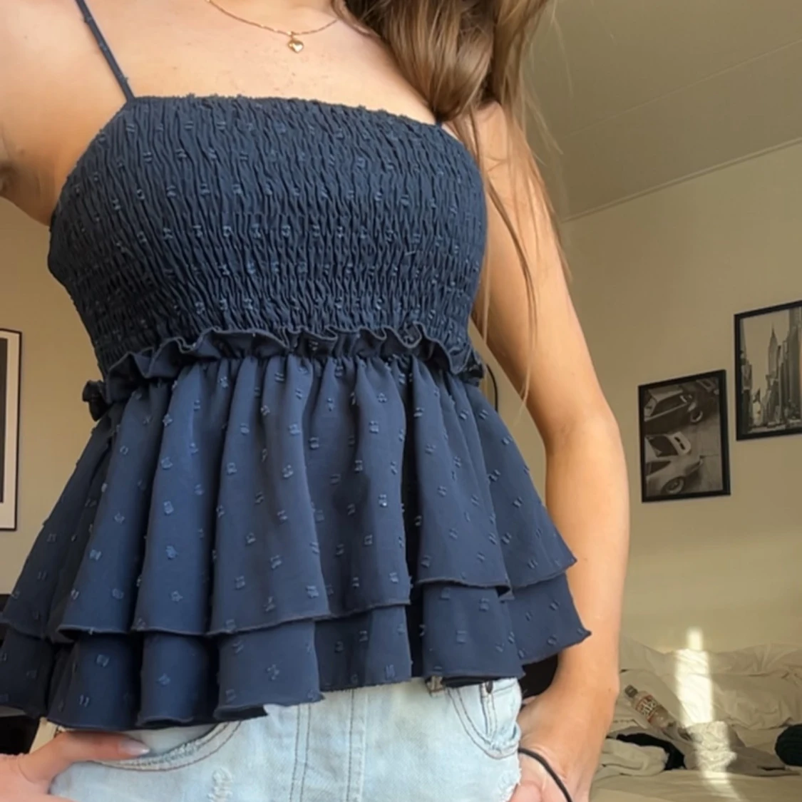 Mörkblå topp med volanger