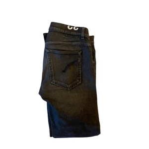 Dondup 32 - Tja feta dondups i ny skick!storleken är 32/32 men passar mindre. Köpte av en polare och inte använda sen dess då de är för små! Inga defekter alls näst in till sprillans. Mvh Matteus 