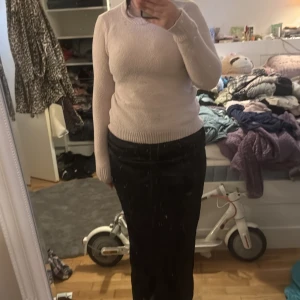 Beige tröja från Shein - Säljer en beige tröja från Shein i storlek M. Tröjan är långärmad och har en mjuk textur. Perfekt för kyligare dagar. Hör av dig vid intresse!