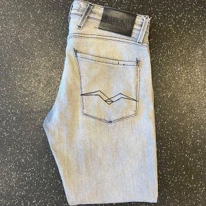 Replay anbass jeans - Tja 🤲Säljer några riktigt snygga grå Replay byxor i storlek W31 o L30! Har inga hål eller större skador, dock en liten fläck på vänster ben men det är inget som inte går bort i tvätten😁Nypris = 1600kr. Mitt pris = 449kr = Över 70% mindre! Pris är diskuterbart vid snabb affär. Skriv gärna vid funderingar!👊