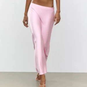 Rosa långkjol i satin - Jättefin rosa långkjol i satin från Zara. Köpt för något år sedan men endast använd 1 gång. Skulle säga att den är någon nyans mörkare i verkligheten än på första bilden🩷