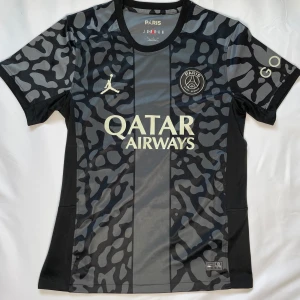 Svart och grå PSG fotbollströja - Säljer en svart och grå PSG fotbollströja, då tröjan har använts ett par fåtals gånger men annars fantastiskt skick, kom gärna privat för mer information på fotbollströjan eller bilder. Pris kan alltid diskuteras vid snabb affär😊