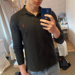 Långärmad piké från Ralph Lauren - Säljer en långärmad piké från Ralph Lauren i nytt skick i strl M. Köptes för 799.
