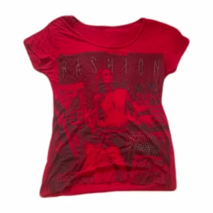 Y2k topp  - En jätte söt röd topp som jag inte vet vart den är ifrån! 💓de flesta av rhinstonesen är borta men ingenting man märker💓