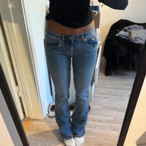 bootcut jeans - Snygga blå jeans med bootcut🌸Aldrig använda!