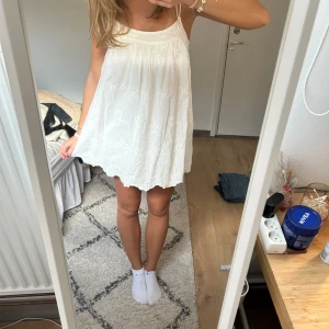 Mini klänning - Så söt mini klänning med spets