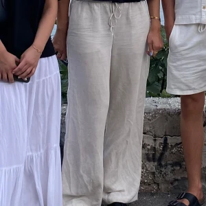 Beigea linnebyxor - Från Hm, strl S. 