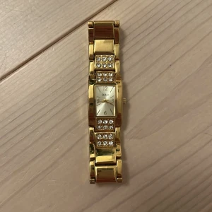 Guldig klocka - Jättefin Guldig klocka från märket One. Köpt second hand men har inte använt sedan köp. Den har små små nötningar på ett få antal ställen och behöver nytt batteri men annars är den i bra skick. Otroligt snygg och minimalistisk!