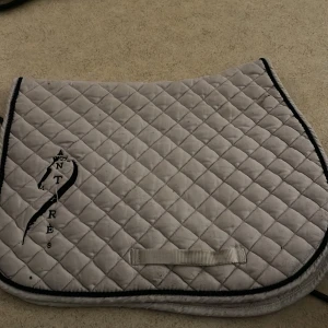 Antares Shabrak  - Ett Antares schabrak, i storlek ponny/cob. Bra skick inga hål eller liknade, lite nopprig bara. Värdet ligger på 900kr typ. Pris kan diskuteras! 