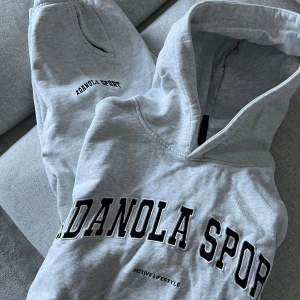Grå hoodie o mjukisbyxor från Adanola - Säljer min hoodie o mjukis till från Adonala, nypris 1250 för hoodies o 1100 för mjukis. Som nya! Säljer båda tillsammans, för separat skriv prisförslag!💗