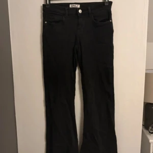 Svarta lowrise — Only - Ägt i ca 1 år, inte några skador vad jag kan se, endast lite skrynkliga för tillfället. Säljer för att dem sällan används.  