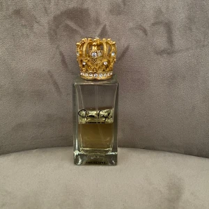 Queen Feyli Parfym - Halva flaskan kvar 25ml. Fräsch & djup doft🩷 Basnoter: Vanilj, trä                               Toppnoter: Plommon, äpplen, clementin Hjärtnoter: Körsbär, kokos  