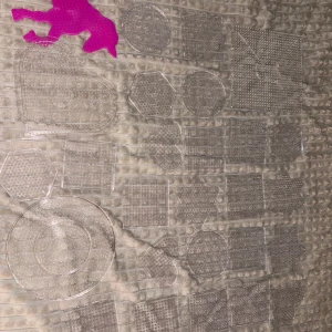 28 pärlplattor - Säljer ett set med pärlplattor i olika former och storlekar, inklusive cirklar, kvadrater och hexagoner. Perfekt för kreativa projekt och pyssel. En rosa enhörningformad platta ingår också. Alla plattor är genomskinliga och lätta att använda för att skapa unika mönster.