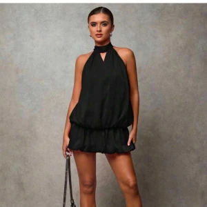 Svart ärmlös klänning - Säljer en jätte fin svart klänning från Shein som är helt ny❤️