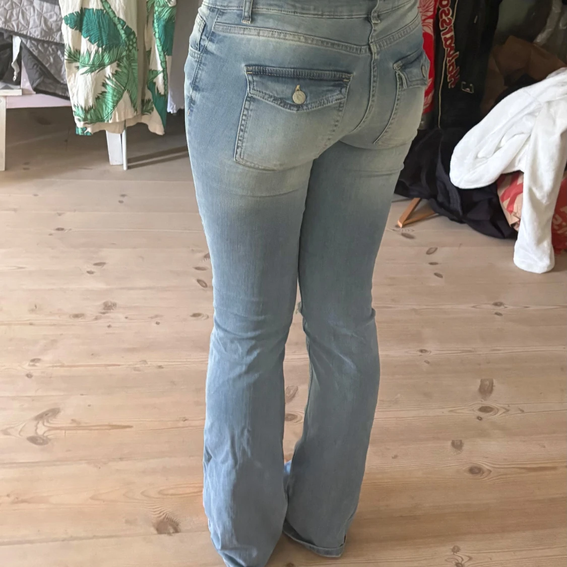 Ljusblå bootcut jeans med slitna knän - 2