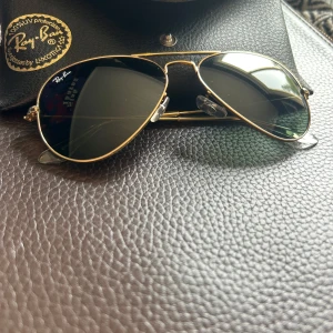 Ray-Ban guld aviator solglasögon - Feta raybans! Sprillans nya.  Hör av er om ni har frågor eller prisförslag🙌🏽