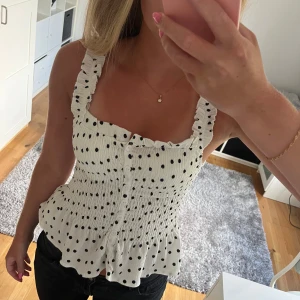 Vit prickig linnetopp med volang - Supersöt prickig topp från Gina som är helt slutsåld❤️❤️