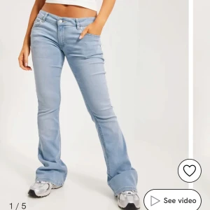 SÖKER Ljusblå bootcut jeans från Nelly - söker dessa byxor från nelly som inte säljs längre då mina gått sönder och jag är heeeelt förstörd!!🥲 helst storlek 38 eller 36. jag är i behov och gör vad som helst för ett nytt par💓 snälla skriv om ni har några!!