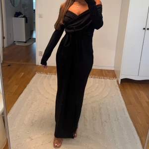 Svart offshoulder långklänning - Boohoo svart klänning (storlek unknown- stretch knyts ihop passar samtliga)  