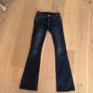 True Religion mörkblå bootcut jeans - Säljer ett par mörkblå jeans från True religion jeans. Jag säljer för att dom är för små för mig, jeansen är väldigt bra skick och är inte uppgångna där nere som ni ser på bilden💗 priset kan diskuerasssss
