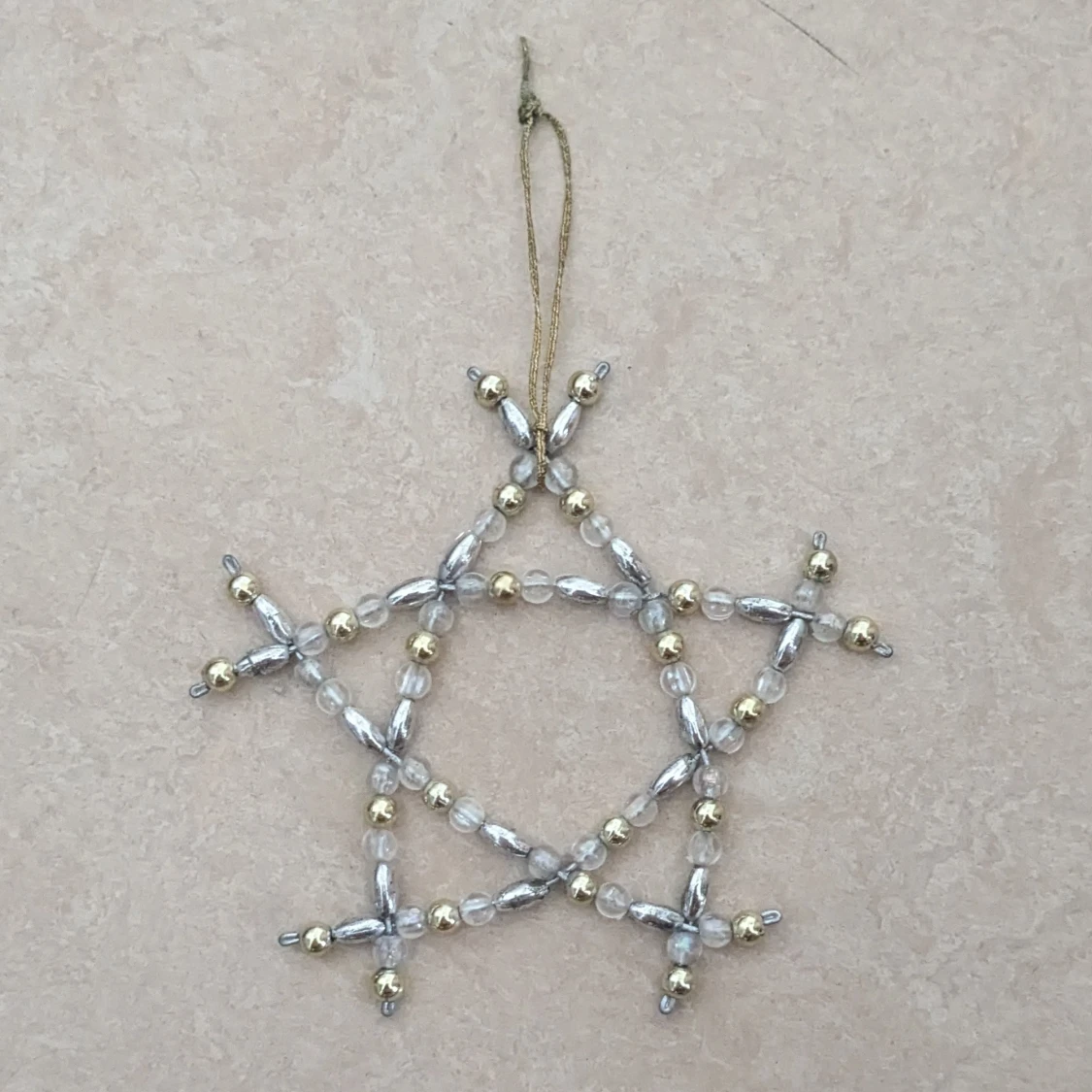 Pärlad stjärna i silver och guld