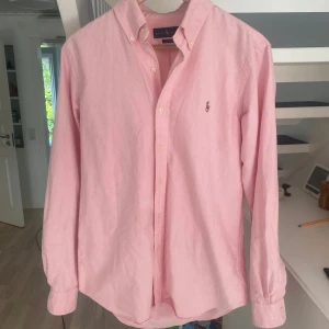 Rosa skjorta från Ralph Lauren - Klassisk rosa skjorta från Ralph Lauren i bomull. Perfekt skick inga defekter, aldrig haft användning av den när den inte passa mig. Ny pris 1500 mitt pris 399.