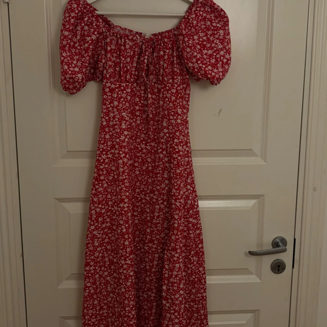 Blommig långklänning med puffärm - 1