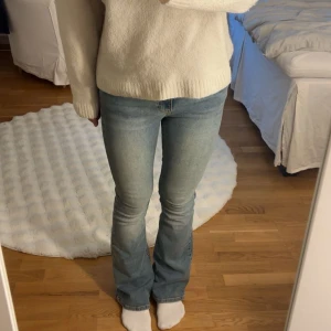 Ljusblå low waist bootcut jeans - Snygga ljusblå jeans med bootcut-modell från Gina tricot! Nypris: 499 💗 nästan aldrig använda då jag har massor av andra byxor! 