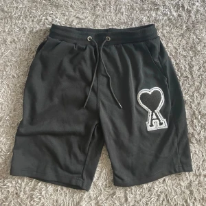 Svarta Ami Paris shorts  - Helt nya ami Paris i storlek S. Går sänka priset vid snabb affär