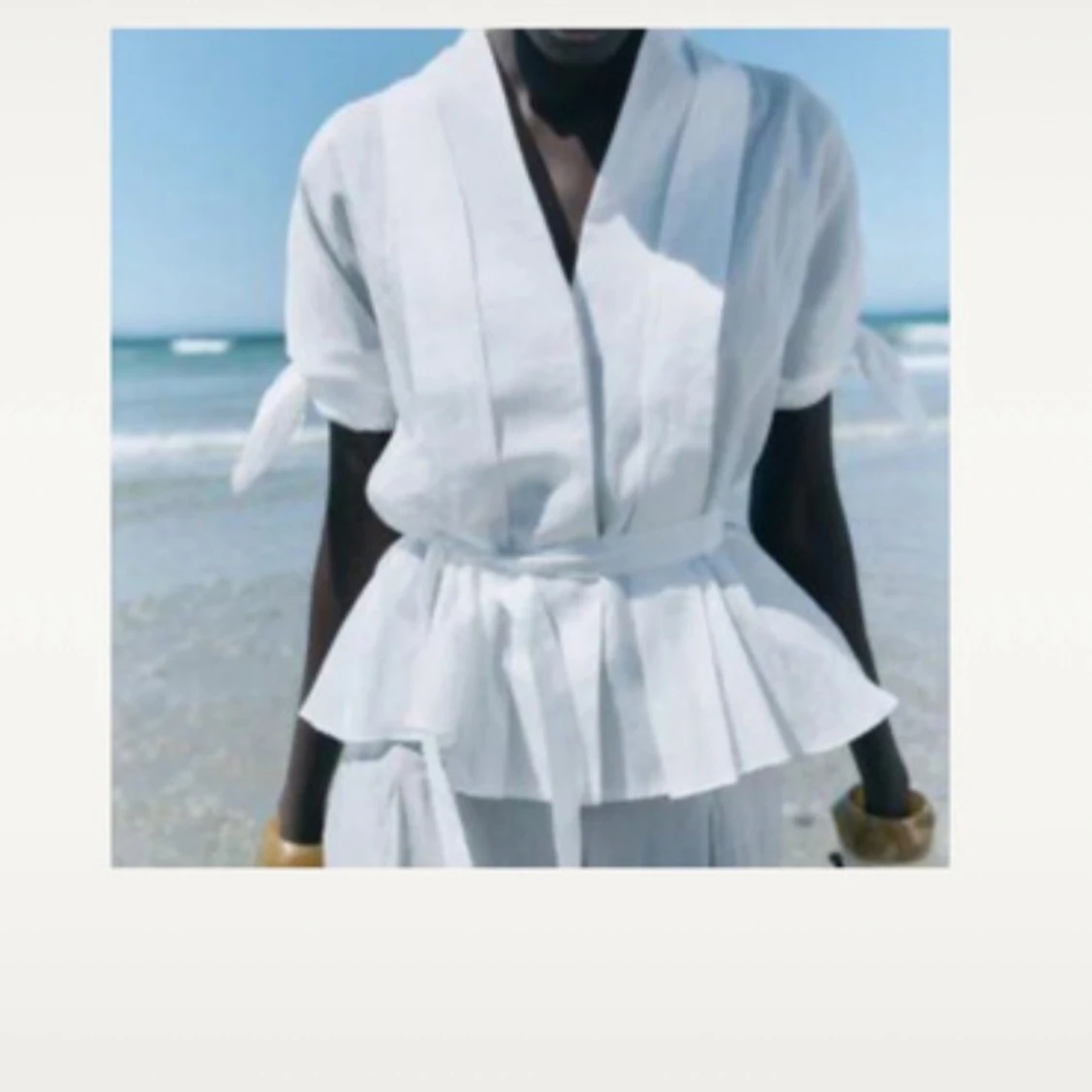 Vit blus med knyt i midjan - 1