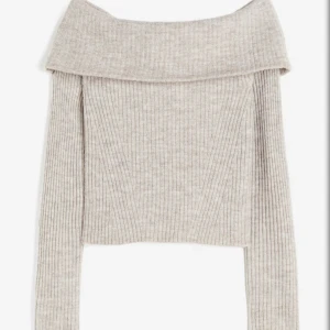 Stickad off shoulder  - Jättefin stickad tröja från hm, väldigt skönt material som inte kliar mot huden! Använd ett fåtal gånger