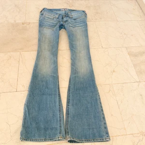 Ljusblå superlowwaist bootcut jeans - Sååå sjukt snygga vintage jeans från fornarnia! ❤️ säljer då dem inte passar därav ingen bild på!❤️ Midjemått rakt över: 39 cm, Innebenslängd: 84 cm! ❤️