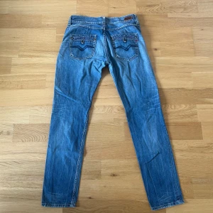Replay jeans  - Ett par jeans i absolut topp skick. Nypriset på dessa jeans ligger på runt 1000kr. Längden på byxorna är 101cm och midjan 40cm jämför gärna med ett par egna och sen är det fritt fram att använda ”köp nu”.