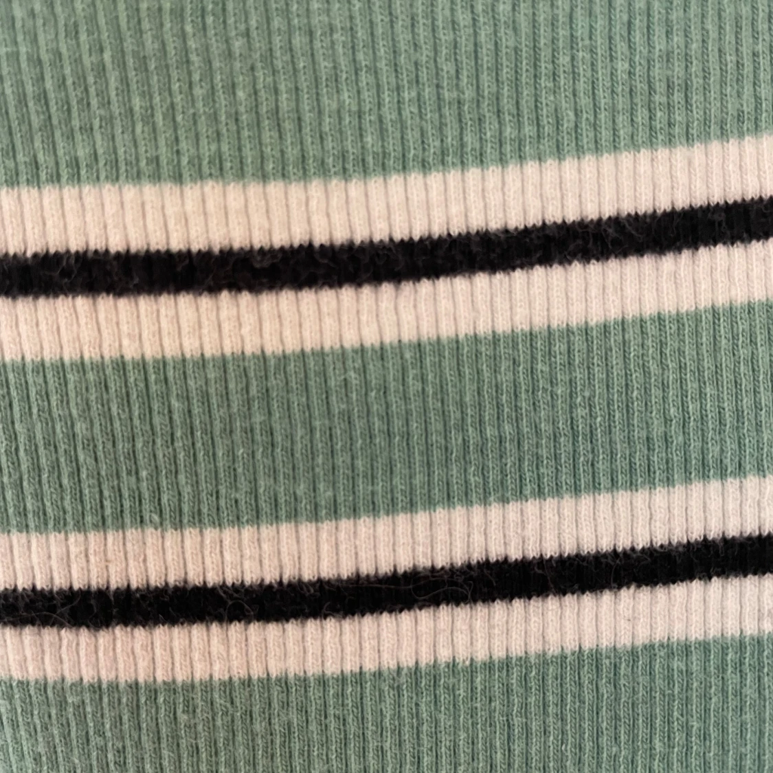 Randig one shoulder topp i grönt - 1