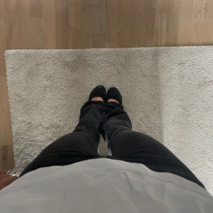 Svarta bootcut jeans  - Lite slitningar i hälen, annars inget tecken på användning☺️