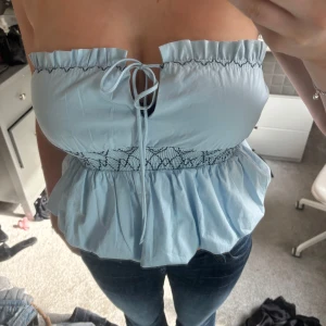 Ljusblå bandeau topp med volang - Supersöt ljusblå tubtopp som tyvärr aldrig kommit till användning!