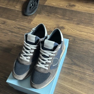 Philippe Model sneakers i mocka och textil - Snygga sneakers från Philippe Model. Nypris och köptes för 3599 skick runt 8/10 har en liten skada på högra Skon hör av dig vid intresse 