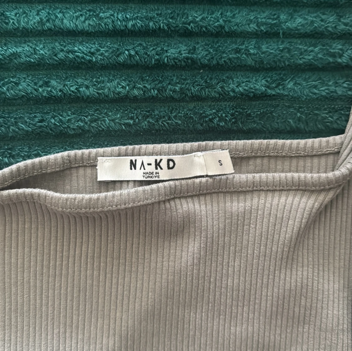 Ribbad grå linnetopp från NA-KD - 1