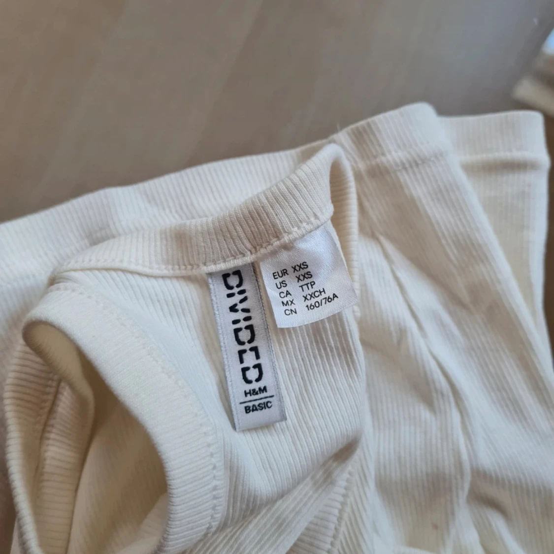 Ribbad vit linnetopp från H&M Divided - 2